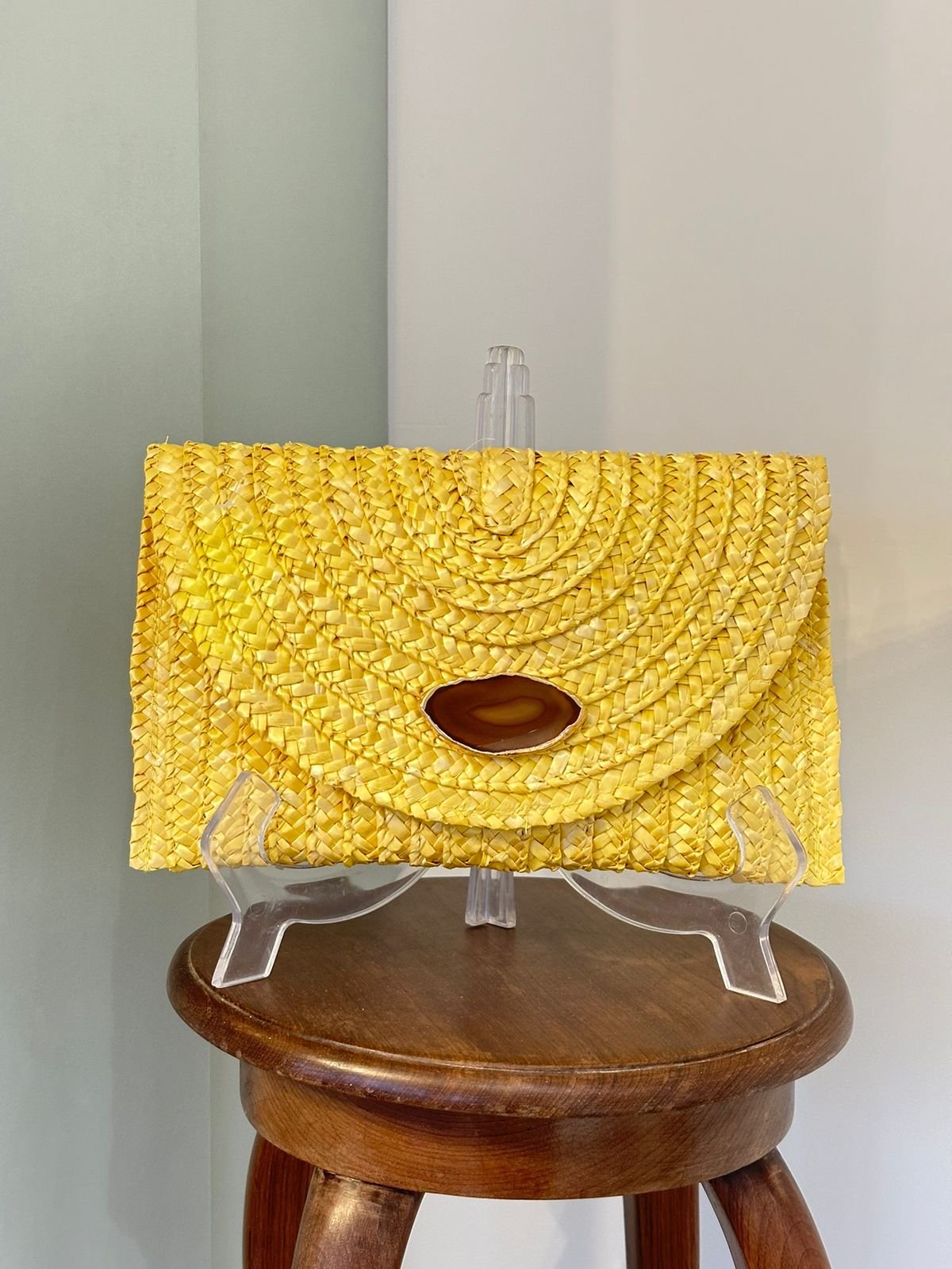 CLUTCH DE PALHA AMARELA COM PEDRA NATURAL