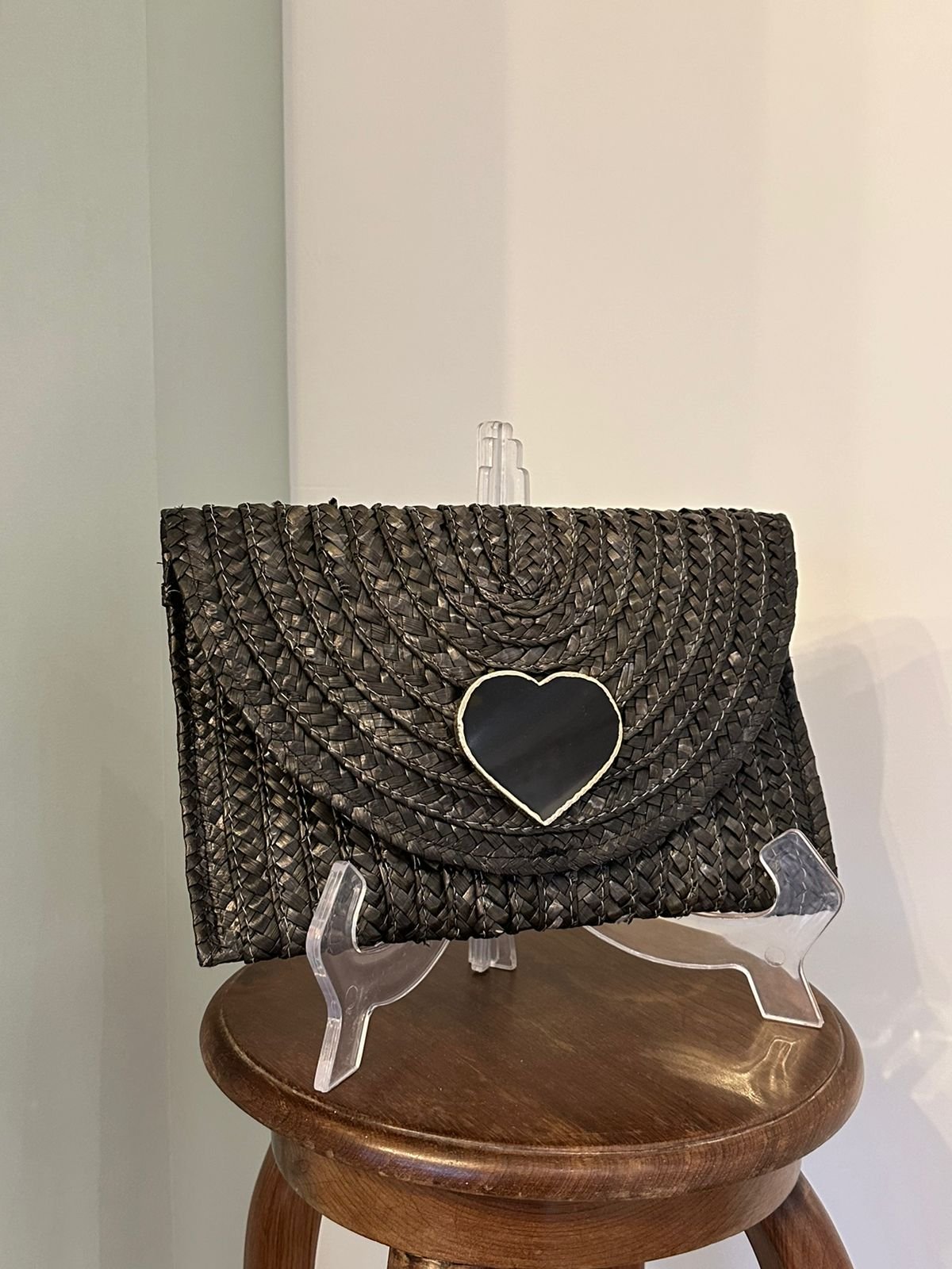 CLUTCH DE PALHA PRETA COM PEDRA NATURAL