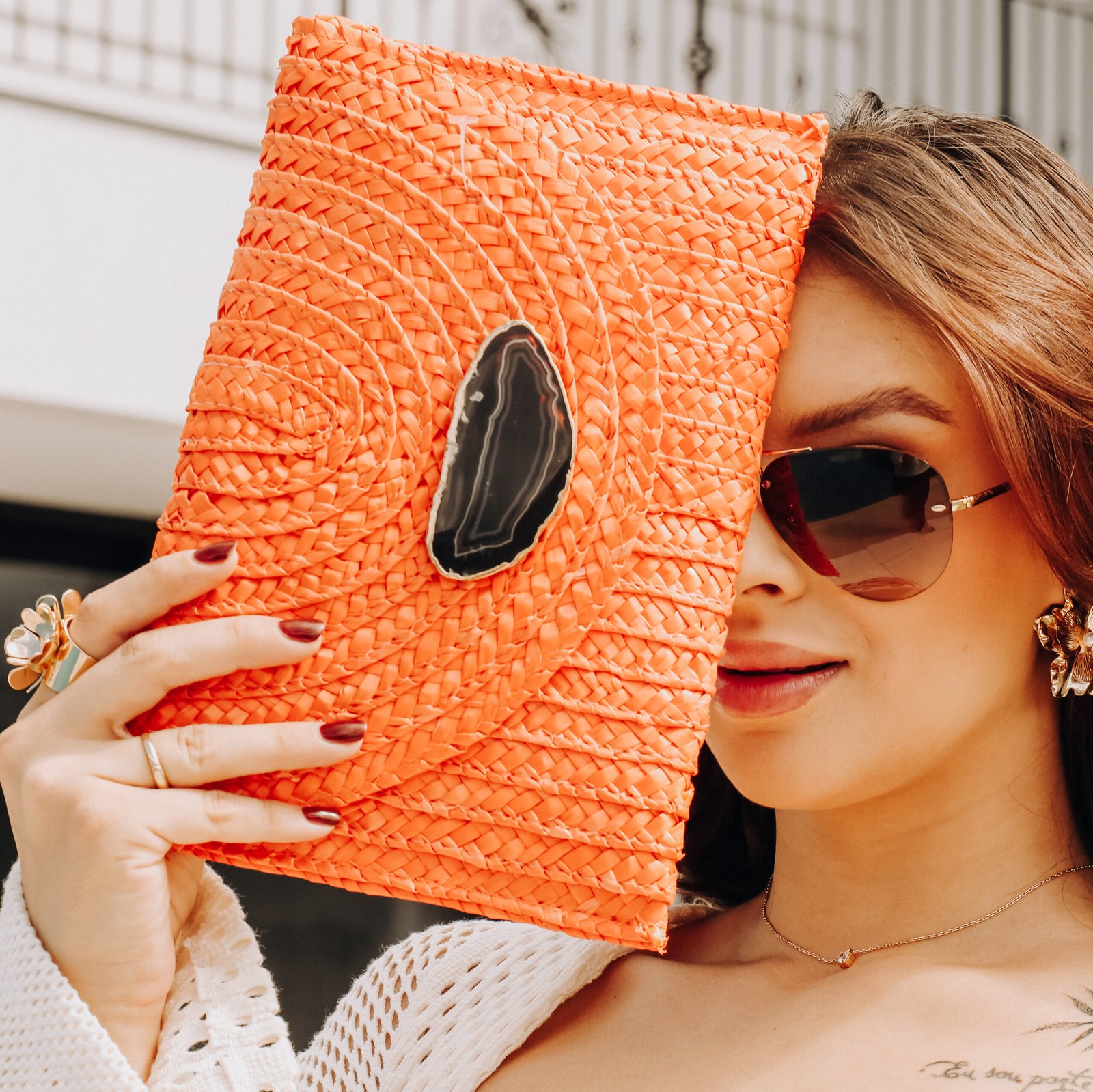 CLUTCH DE PALHA LARANJA COM PEDRA NATURAL