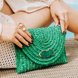 CLUTCH DE PALHA VERDE COM PEDRA NATURAL