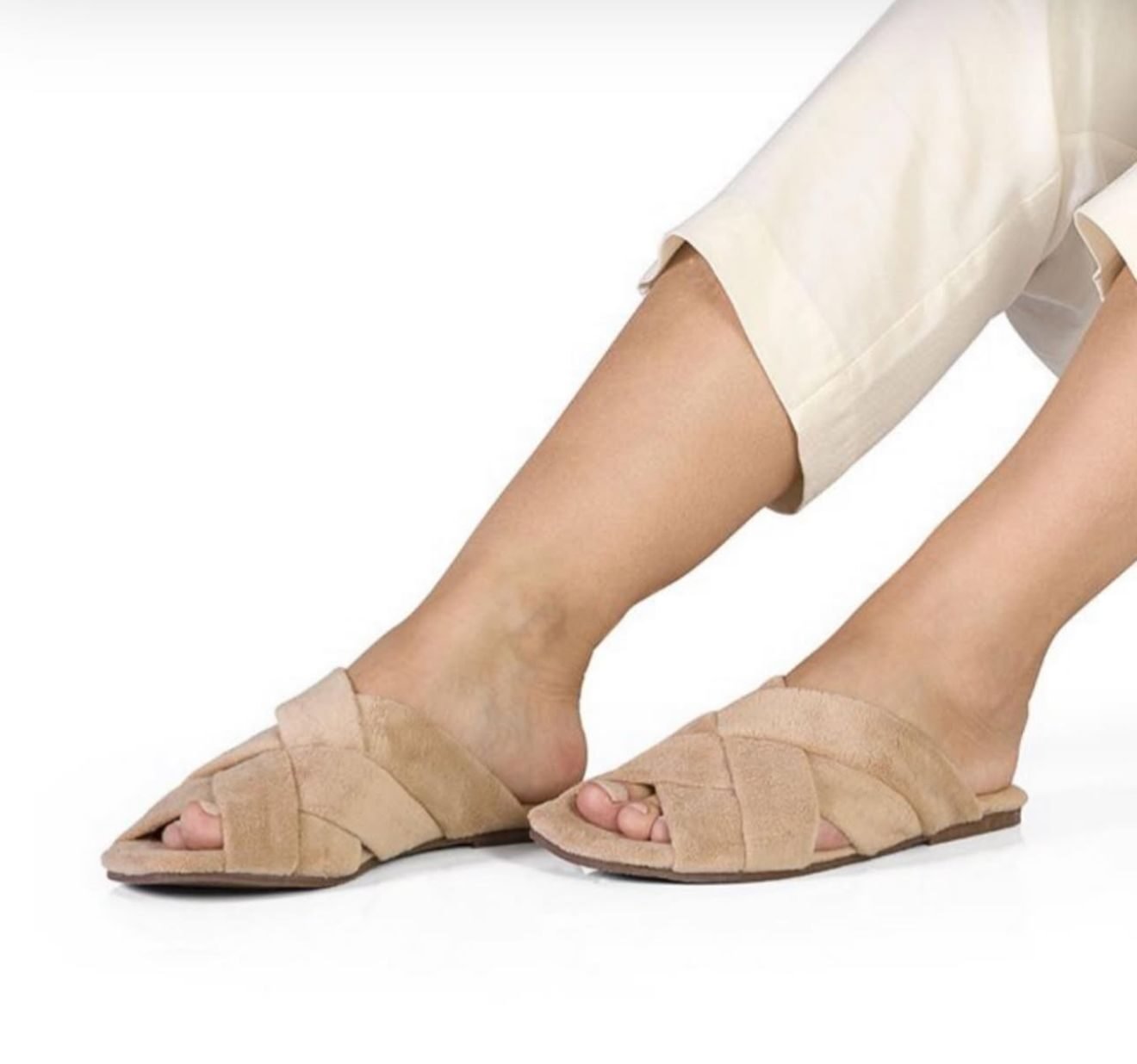 PANTUFA TIRAS ENTRELAÇADAS EM PLUSH BEGE