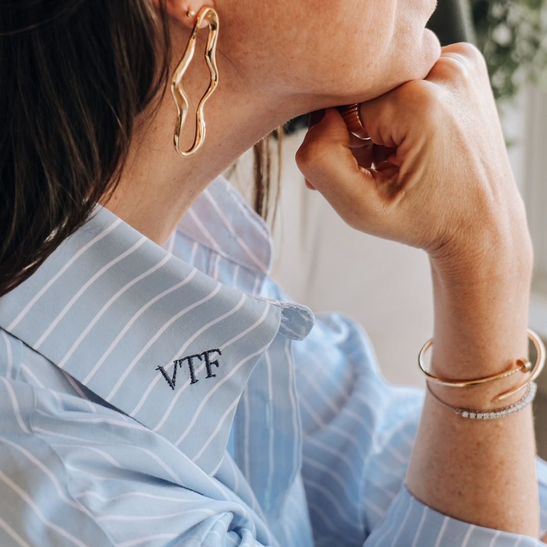 CAMISA FEMININA MANGA LONGA BORDADA AZUL LISTRADA