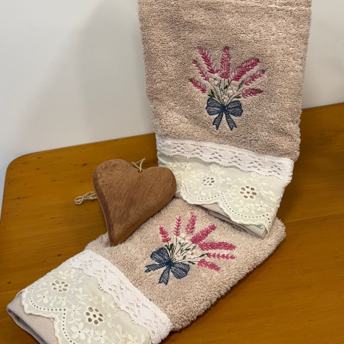 KIT 2 TOALHAS DE LAVABO KARSTEN LAVANDA + CORAÇÃO MADEIRA