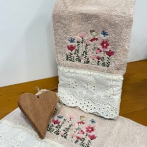 KIT 2 TOALHAS DE LAVABO KARSTEN FLORES + CORAÇÃO MADEIRA